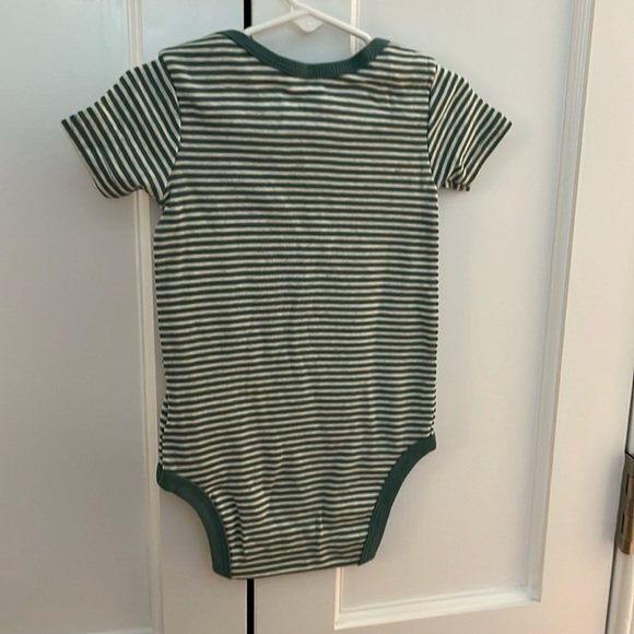 NWOT Size 24M Amazon Essentials Onesie - Picture 2 of 3